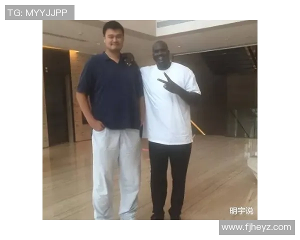 姚明挑战极限拍瓶子展现篮球巨星的独特魅力与幽默风采