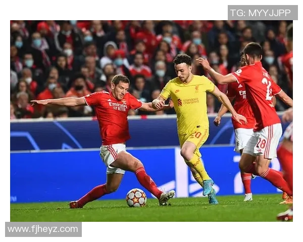 利物浦大胜本菲卡六比二争议判罚引发全场热议 利物浦大胜本菲卡六比二争议判罚引发全场热议